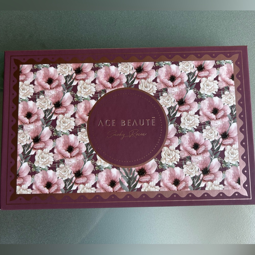 Ace Beautē - Smokey Roses Eyeshadow Pallete